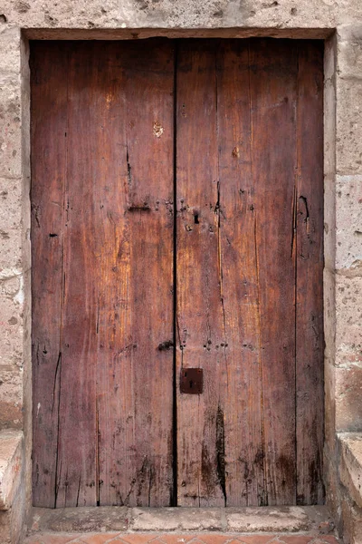 Houten en oude deur — Stockfoto