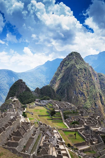 Machu Picchu and Huayna Picchu mountain — Stock Photo, Image