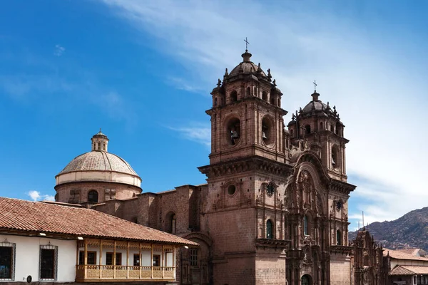 Gamla katedral på himmel bakgrund — Stockfoto