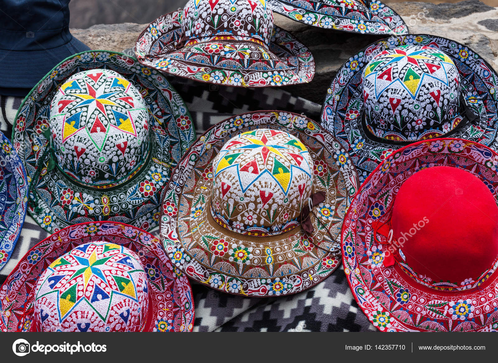 Meravigliosi cappelli peruviani su mercato di strada \u2014 Foto di igterex