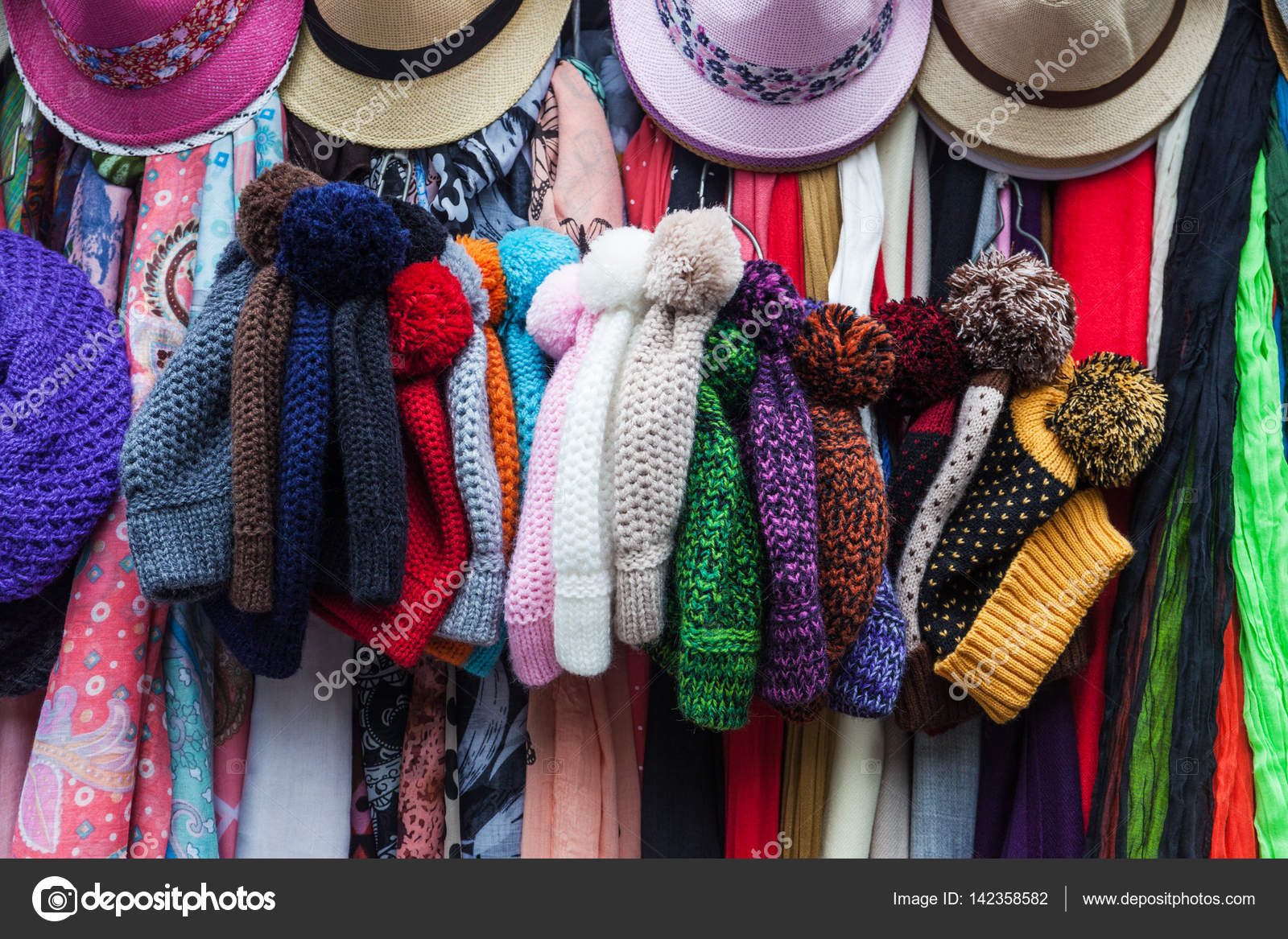Peruviani Cappelli e sciarpe in un mercato di strada \u2014 Foto di igterex