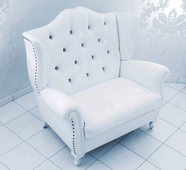 Hermoso sillón blanco — Foto de Stock