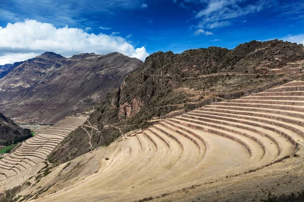 Terrazas y una antigua fortaleza Inca — Foto de Stock