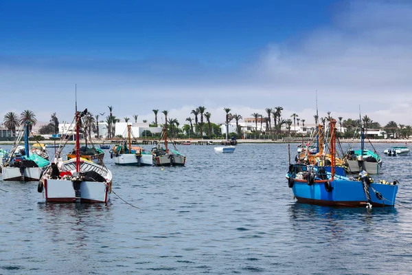 Bateaux de pêche dans la baie océanique — Photo