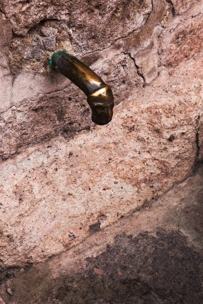 Wasserhahn aus Bronze — Stockfoto
