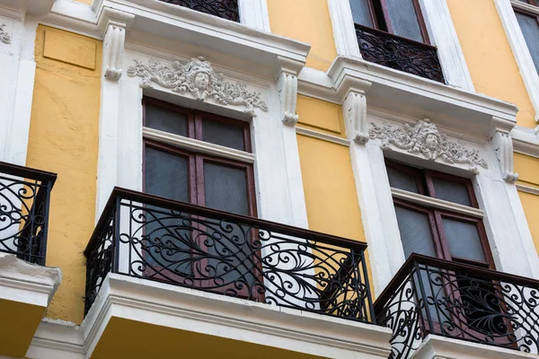Gamla hus med balkonger och fönster — Stockfoto