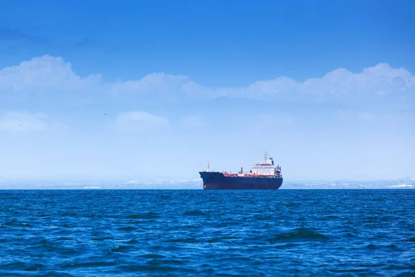 Moderner Tanker in der Meeresbucht — Stockfoto