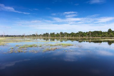 gökyüzü bir gölde yansıyan