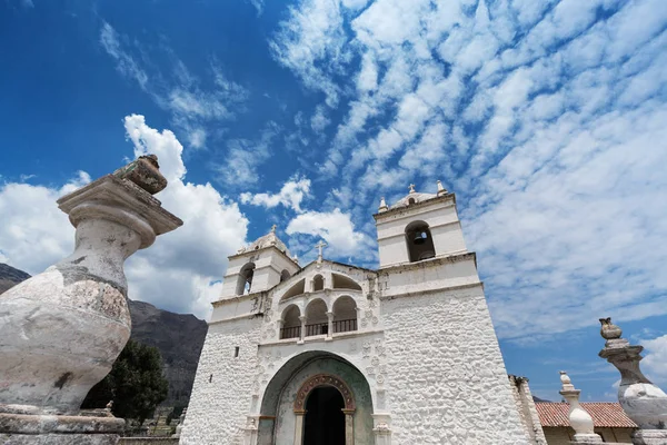 Iglesia en el fondo del cielo nublado — Foto de Stock