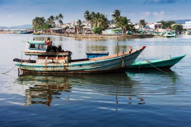 balıkçı tekneleri Phu Quoc Körfezi içinde