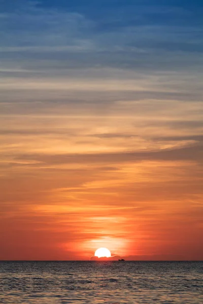 Barco de pesca no oceano ao pôr do sol — Fotografia de Stock