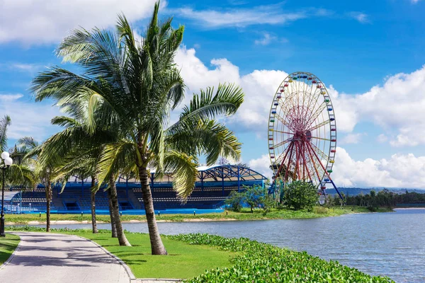Ferris wheel in park by lake — Stock Photo, Image