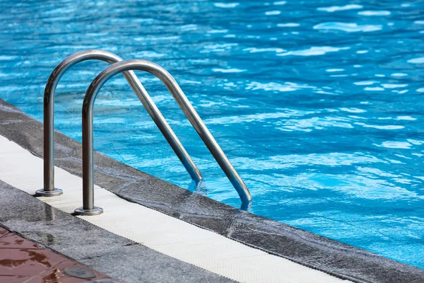 Balustrades en acier escaliers piscine — Photo