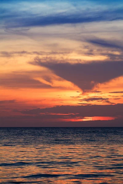 Belo pôr do sol vermelho sobre o mar — Fotografia de Stock