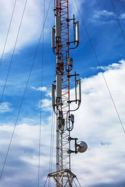 Cellular tower and blue sky — Stock Photo, Image