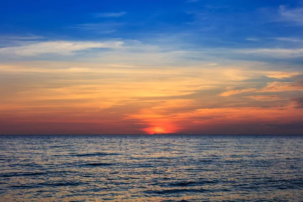 Pôr do sol vermelho sobre o mar — Fotografia de Stock