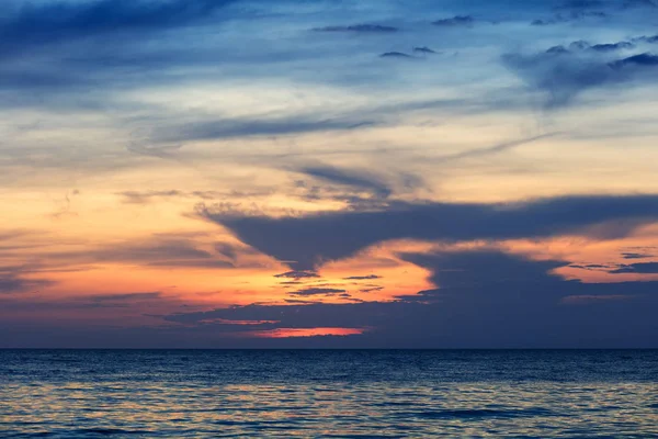 Lindo pôr do sol vermelho sobre o oceano — Fotografia de Stock