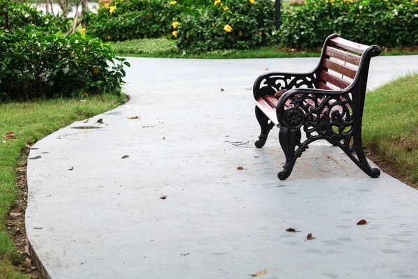 Bench in alley of the park — Stock Photo, Image