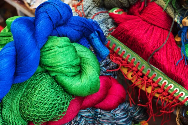 Colorful yarn on market counter — Stock Photo, Image