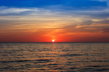 Okyanusun Üzerinde Bulutlu Gün Batımı