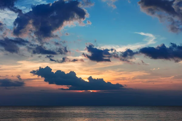 Colorido pôr do sol nublado sobre o oceano — Fotografia de Stock