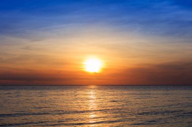 açık bir günde Okyanusu üzerinden günbatımı