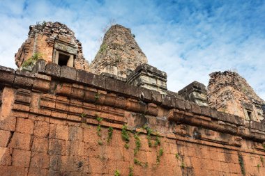 Pre Rup tapınak kalıntıları ve duvar