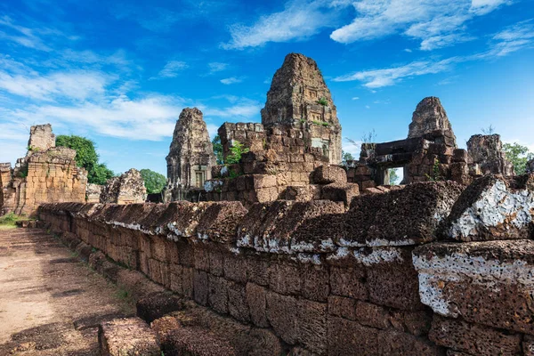 East Mebon templo ruinas en un día soleado — Foto de Stock