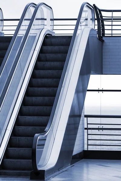 Escaleras mecánicas modernas y nuevas —  Fotos de Stock