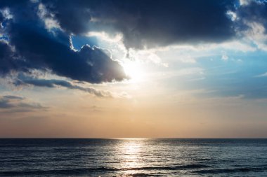 Günbatımı okyanus ve bulutlar üzerinde