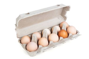 yumurta beyaz arka plan üzerinde paket