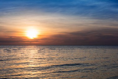 Sakin okyanus güzel gün batımı