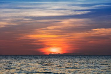 Sakin deniz üzerinde güzel gün batımı