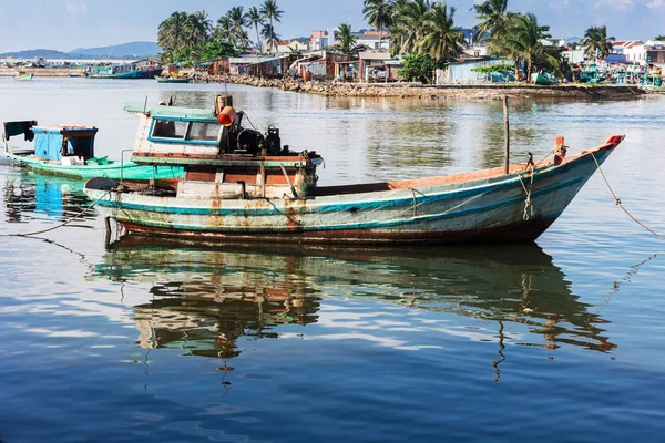 Barcos de pesca no golfo da ilha de Phu Quoc — Fotografia de Stock