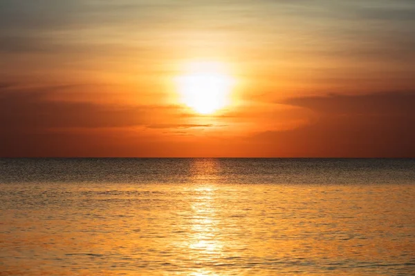 Por do sol sobre o oceano tranquilo — Fotografia de Stock