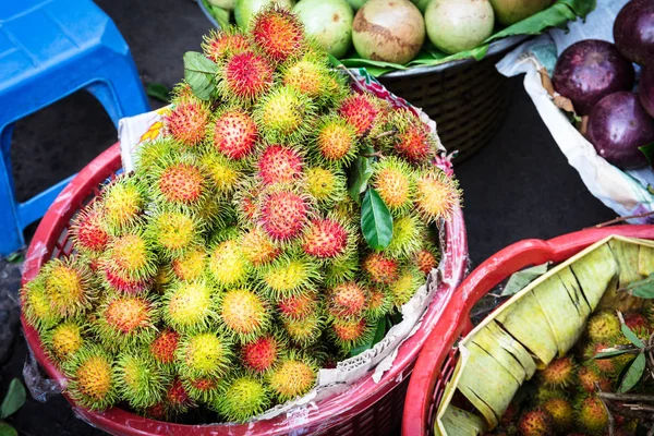 Rambutan на уличном рынке — стоковое фото