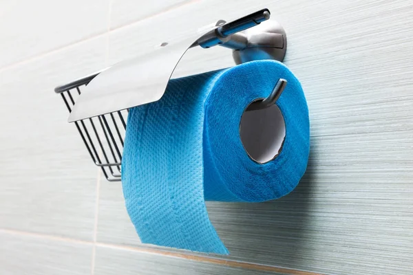 Titular de papel higiénico en baño — Foto de Stock