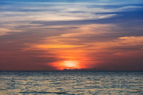 Belo pôr do sol sobre o mar tranquilo — Fotografia de Stock