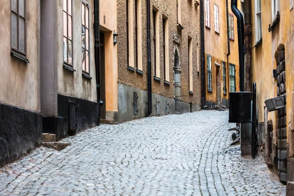 Kullerstensbelagda trottoaren i gamla stan — Stockfoto