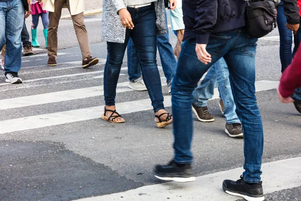 Pedestrian crossing in the modern city — Stock Photo, Image