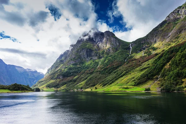 Gyönyörű kilátás nyílik a sognefjord — Stock Fotó