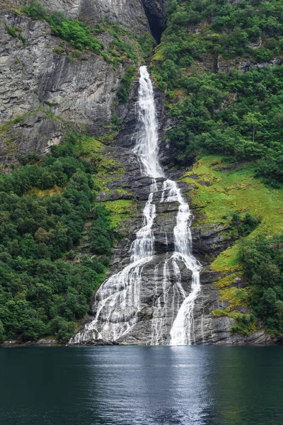 Waterfall Friaren Geiranger fjord — Stock Photo, Image