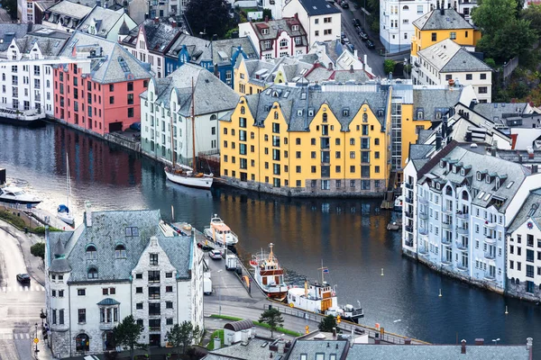 Casas antiguas, pintoresco Alesund — Foto de Stock