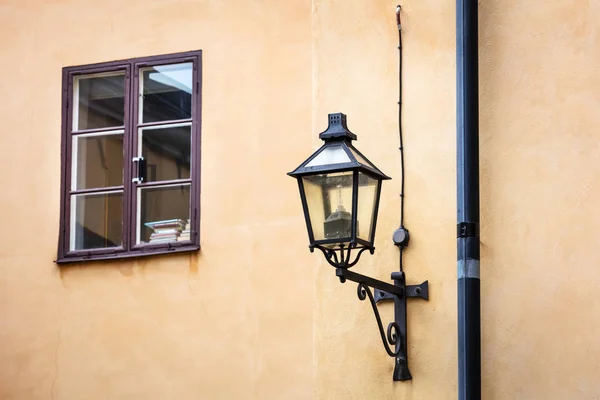 Lâmpada de rua e uma janela — Fotografia de Stock
