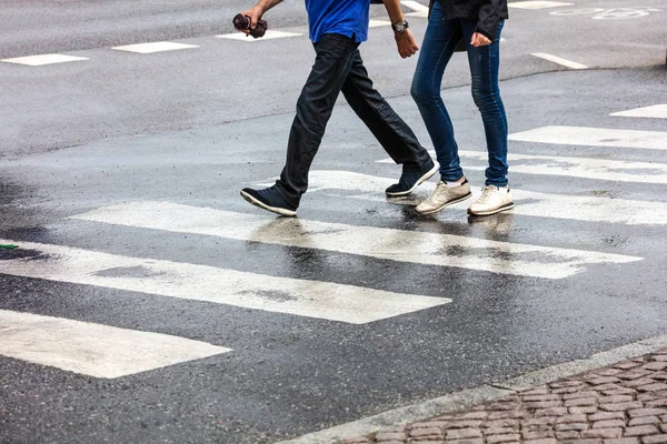 Paar läuft auf Zebrastreifen — Stockfoto