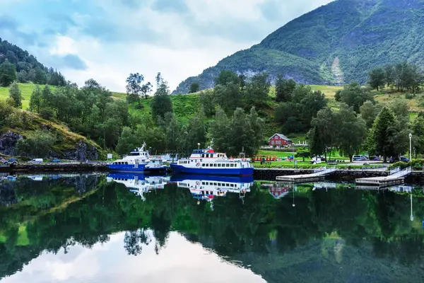 Små passagerarfartyg i fjorden — Stockfoto