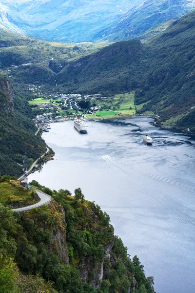 Nézd a Geiranger fjordra néz a sétahajó — Stock Fotó