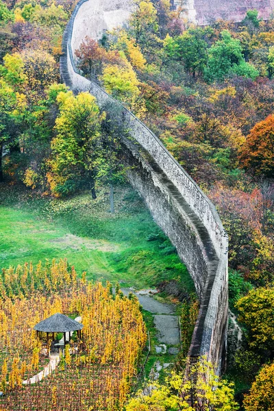 Antigua muralla de la fortaleza, otoño — Foto de Stock