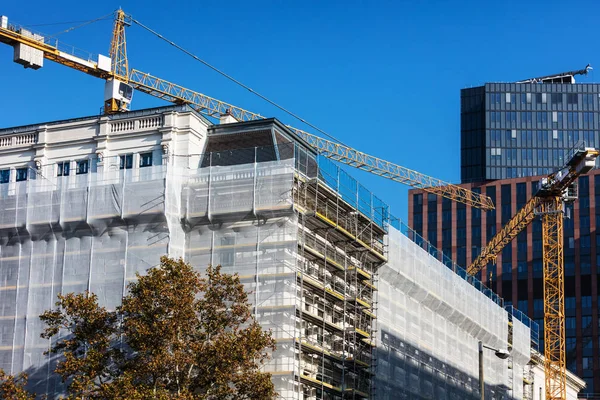 Kranen används i konstruktionen av byggnader — Stockfoto