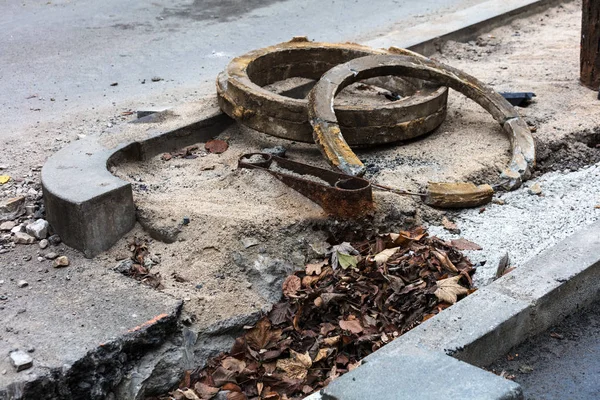 Escotillas reparación de la alcantarilla de alcantarillado no asegurada carretera en la calle — Foto de Stock